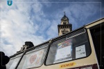 Zdjęcie retro autobusu z plakatami 29 Finału WOŚP.