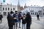 Zdjęcie z Rynku Sądecckiego - Prezydent miasta wręcza serduszka mieszkańcom nowego sacza