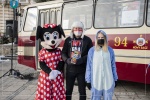Zdjęcie Prezydenta miasta z Przebranymi w stroje bochaterów bajek Disneya wolontariuszkami.