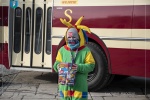 Zdjęcie wolontariuszki na tle retrobusu.