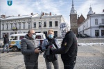 Prezydent miasta rozdający Serduszka mieszkańcom nowego sącza.