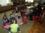 Komendant Straży Miejskiej czytał bajkę przedszkolakom