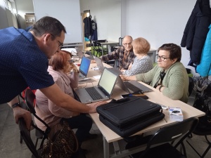 zdjęcie uczestników podczas nauki obsługi komputera