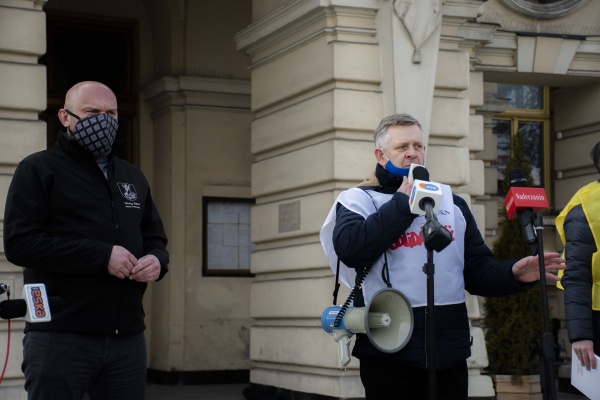 kierownik oddziału NSZZ Solidarność w Nowym Sączu Krzysztof Kotowicz przemawia zastępca prezydenta Artur Bochenek stoi obok 