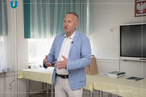 Prezydent Ludomir Handzla przemawia podczas rozstrzygnięcia konkursu w Szkole Podstawowej nr 18