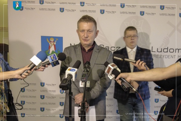 Dyrektor Wydziału Środowiska Grzegorz Tabasz podczas konferencji prasowej dotyczącej Centralnej Ewidencji Emisyjności Budynków