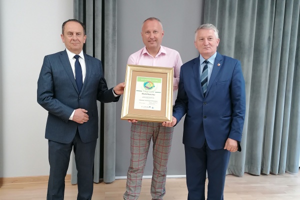 Prezydent Ludomir Handzel wraz z Andrzejem Gut-Mostowy - Sekretarzem Stanu w Ministerstwie Rozwoju, Pracy i Technologii z nagrodą za najlepszą inwestycję rekreacyjną