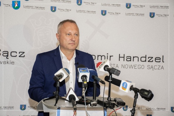 Prezydent Ludomir Handzel podczas konferencji prasowej dotyczącej Polskiego ładu