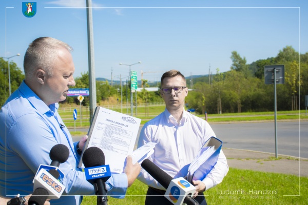 Prezydent Ludomir Handzel wraz z zastępcą dyrektora Miejskiego Zarządu Dróg, podczas briefingu prasowego dotyczącego budowy nowego mostu na rzece Kamienica