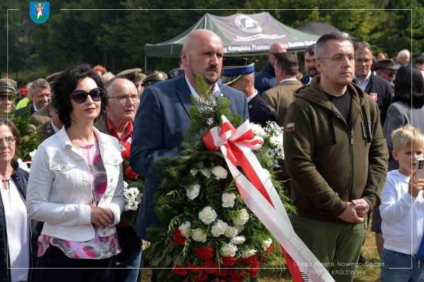 Mieszkańcy Ziemi Sądeckiej i całej Polski oddali hołd ks. Władysławowi Gurgaczowi SJ i żołnierzom Polskiej Podziemnej Armii Niepodległościowej na Hali Łabowskiej. Prezydenta Ludomira Handzla reprezentowała Skarbnik Miasta Renata Seruga-Tokarz. 