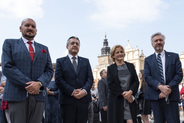 Delegacja Urzędu Miasta Nowego Sącza podczas uroczystości pogrzebowych żołnierzy wyklętych w składzie: Ludomira Handzla Prezydenta Miasta Nowego Sącza honory oddała delegacja w składzie: wiceprezydent Magdalena Majka, sekretarz miasta Piotr Lachowicz, kierownik Referatu Komunikacji Społecznej Mariusz Smoleń, redaktor naczelny „Rocznika Sądeckiego” Jarosław Jakubowski
