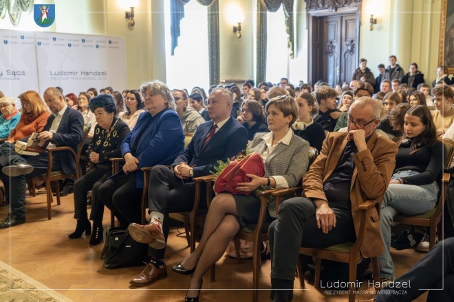 Zebrani w sali ratuszowej goście