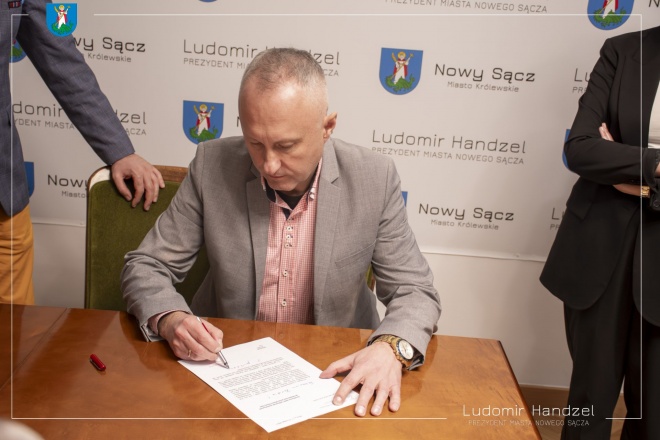 Ptezydent Ludomir Handzel podpisuje decyzję o przekazaniu środków z budżetu miasta na zapowiedziane przez rząd podwyżki dla nauczycieli