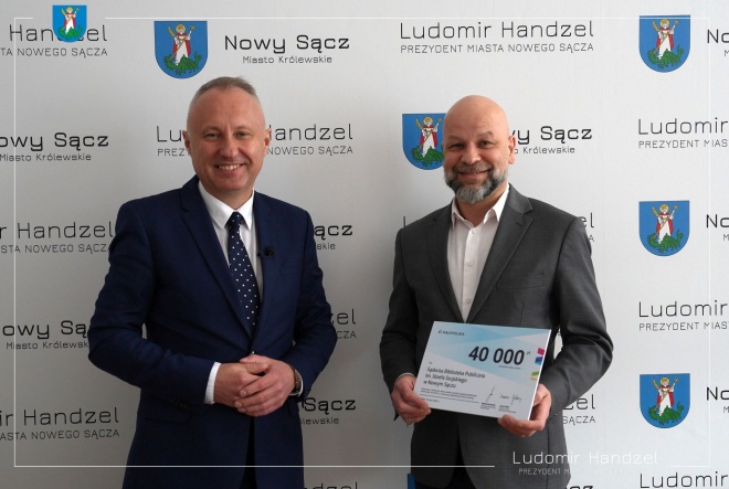 Od lewej prezydent Ludomir Handzel i Marek Rylewicz, dyrektor Sądeckiej Biblioteki Publicznej