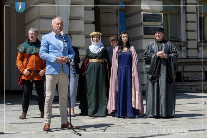 Prezydent Ludomir Handzel pod nowosądeckim ratuszem