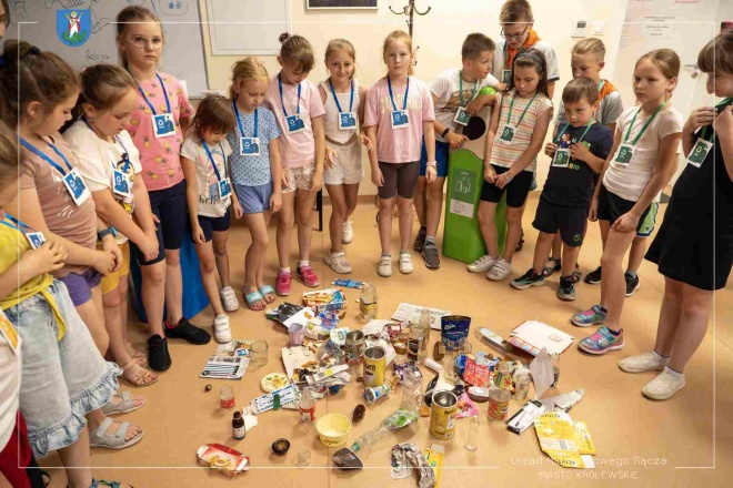 Najmłodsi uczestnicy zajęć poświęconych segregacji odpadów i recyklingowi