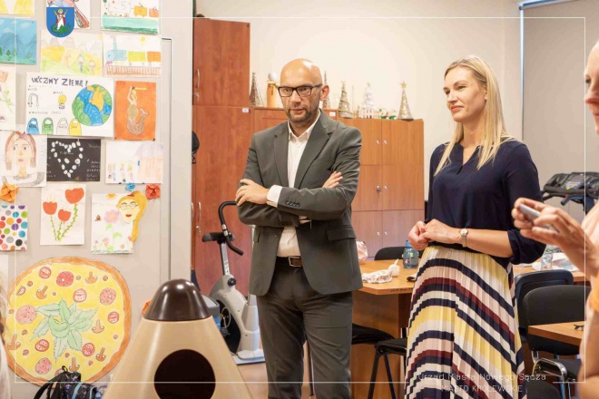 Od lewej Artur Bochenek, zastępca prezydenta miasta i Magdalena Zychowicz, dyrektor Wydziału Komunalnej Obsługi Miasta podczas zajęć z dziećmi