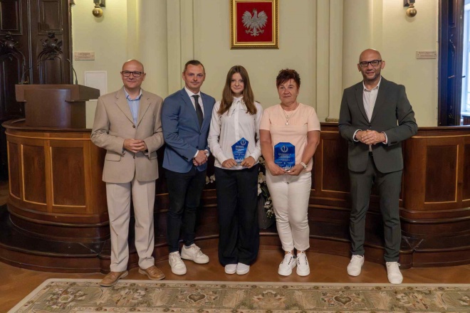 Radny Dawid Dumana, Artur Bochenek, zastępca prezydenta miasta i Tomasz Baliczek, zastępca dyrektora Wydziału Kultury i Sportu z nagrodzoną uczennicą i nauczycielką