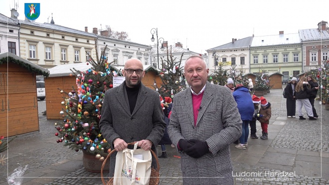 Od lewej: Artur Bochenek zastępca prezydenta miasta i prezydent Ludomir Handzel na nowosądeckim rynku