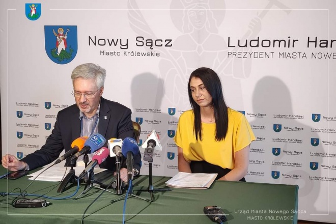Sekretarz Miasta - Piotr Lachowicz, Kamila Mateja - Kierownik Biura Aktywności Obywatelskiej siedzący przy stole podczas konferencji.