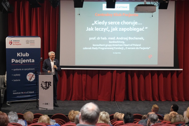 Pan prof. dr hab. n. med. Andrzej Bochenek podczas wykładu