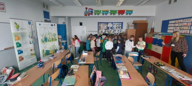 Uczniowe uczestniczący w zabawie ruchowej
