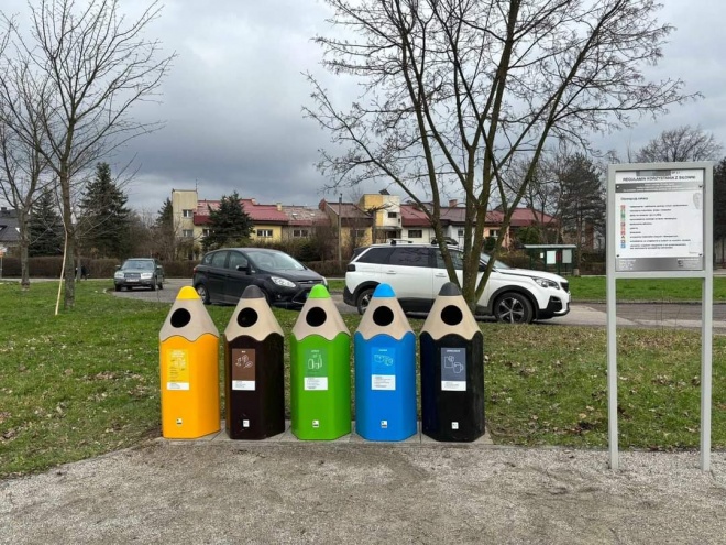 Kosze w kształcie kredek