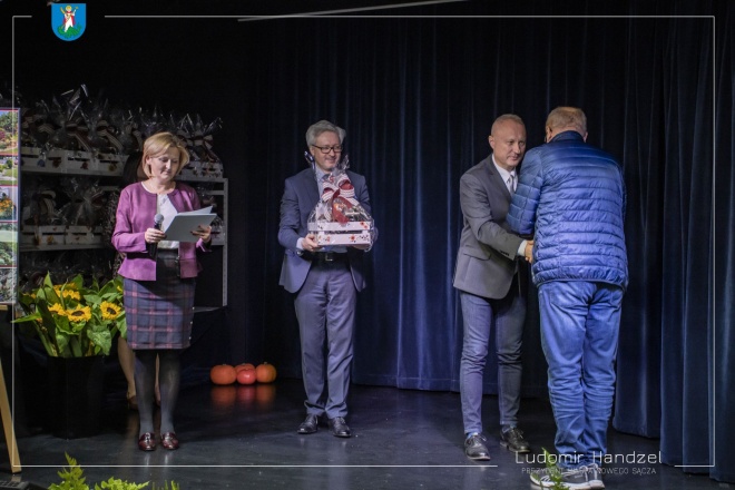 Pan Prezydent Ludomir Handzel składający gratulację