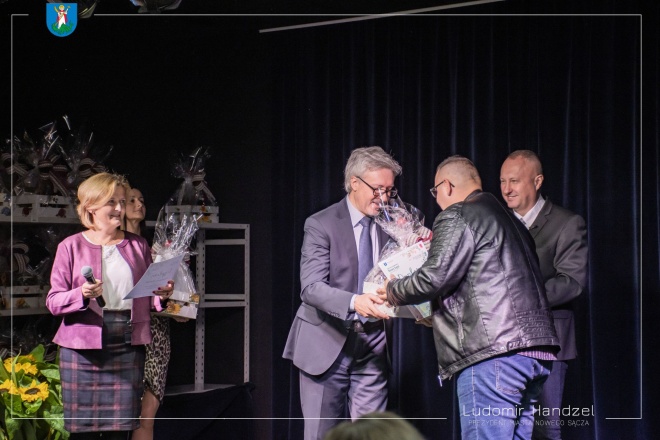 Pan Sekretarz Piotr Lachwicz wręczający nagrodę