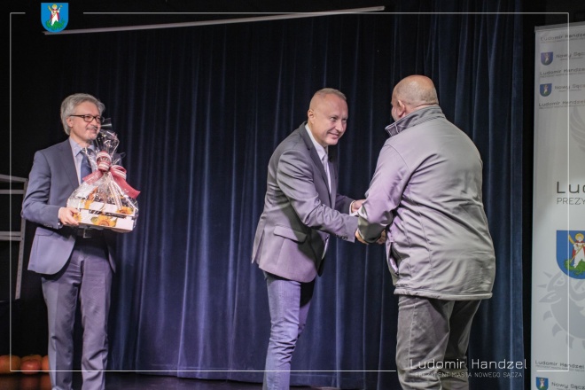 Prezydent Ludomir Handzel składający gratulację