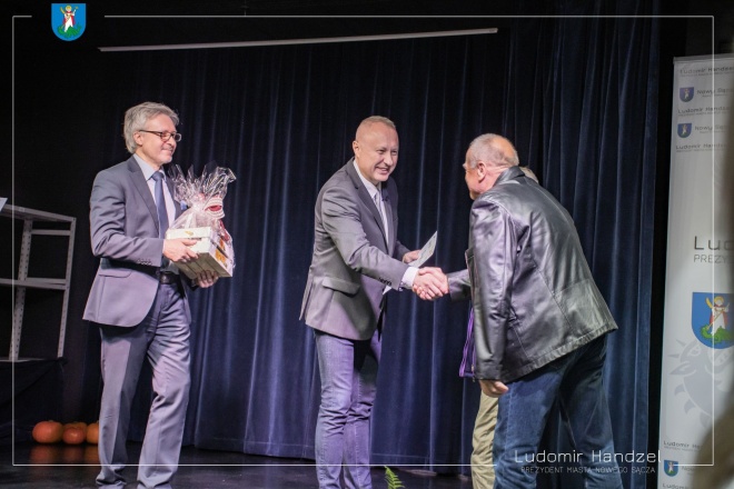 Pan Prezydent Ludomir Handzel składający gratulację
