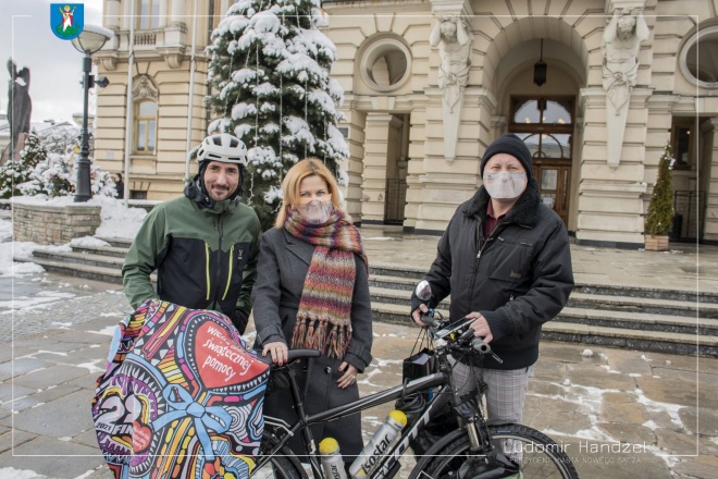 Zdjęcie Prezydenta Nowego Sącza z Panem Pawłem Małaszko i Magdaleną Majką na płycie rynku.W tle zdjęcia wznosi się ratusz