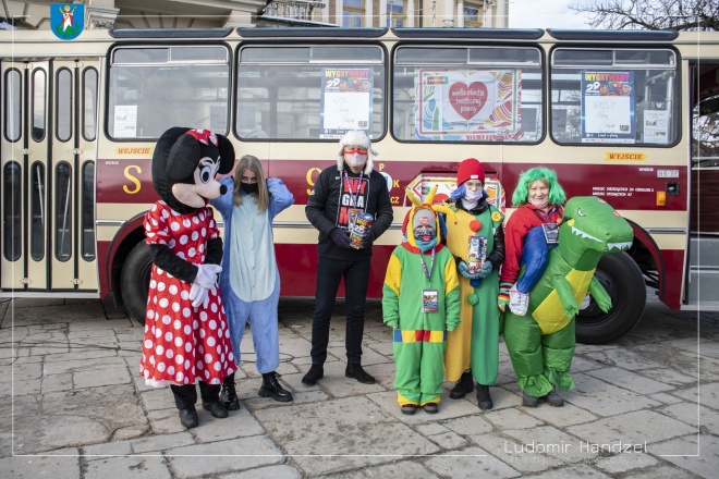 Zdjęcie przedstawiające Prezydenta miasta nowego sącza w asyście wolontariuszy Wielkiej Orkiestry Świątecznej Pomocy