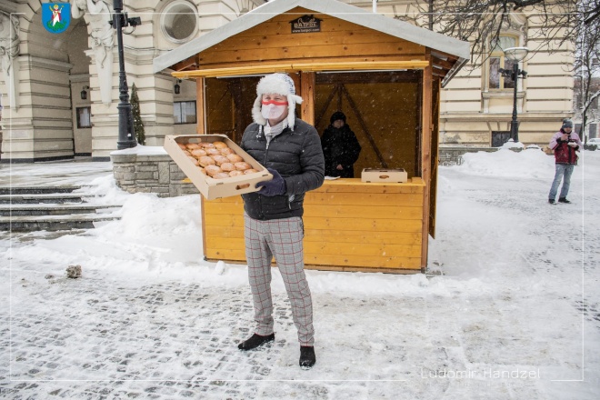 Prezydent Ludomir Handzel, trzymający skrzynkę pączków.
