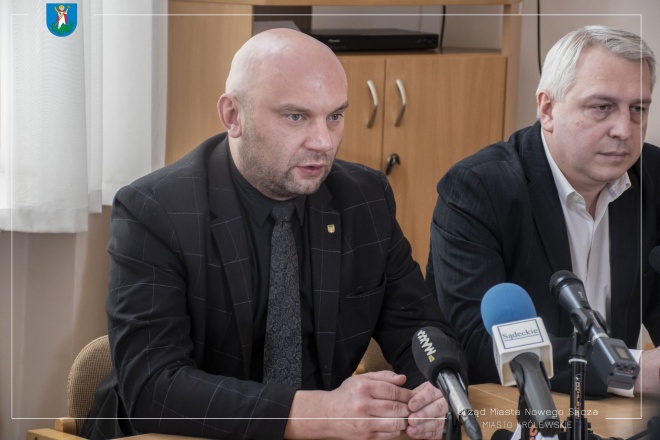 Na zdjęciu Zastępca prezydenta miasta Artur Bochenek z PrezesemSądeckiej Agencji Rozwoju Regionalnego Jarosławem Suwały.