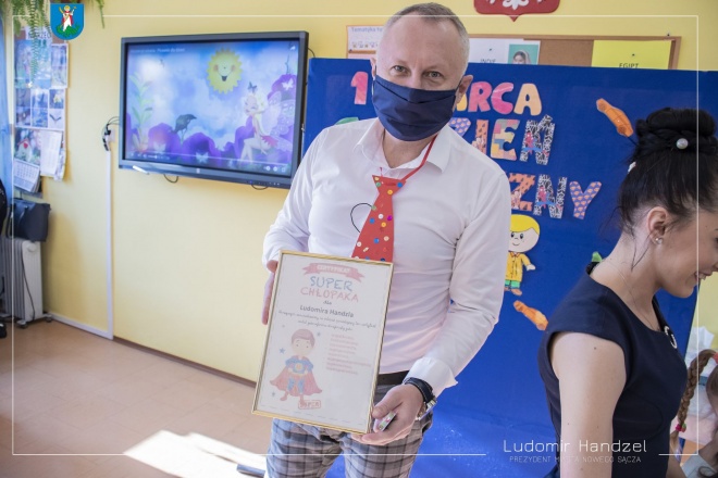 prezydent miasta nowego sącza z imiennym dyplomem dla"super chłopaka"