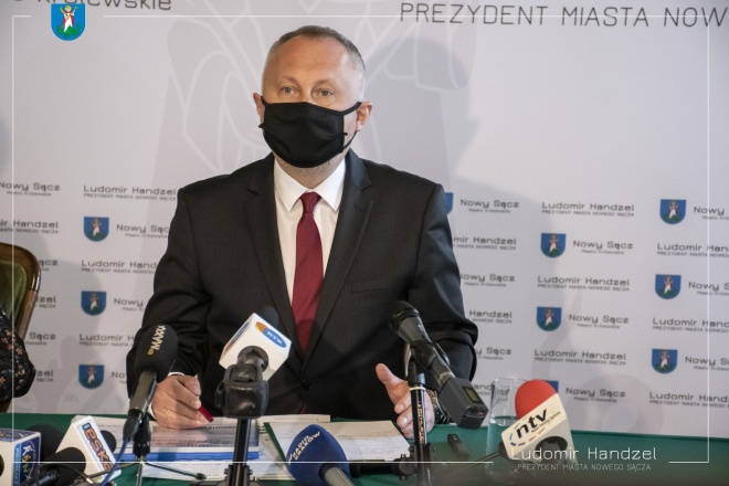 Prezydent Ludomir Handzel przemawia podczas konferencji. 