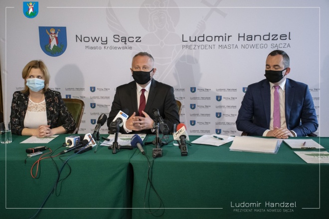 Prezydent Ludomir Handzel wraz z zastępcą prezydenta Magdaleną Majką iprezesem MPECPawłemKupczakiem 