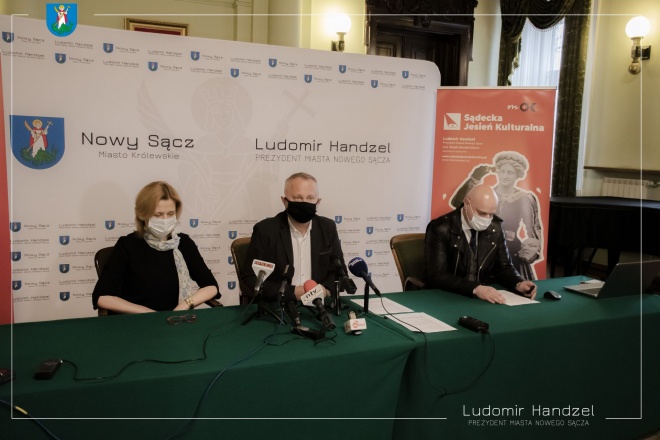 Prezydent Ludomir Handzel wraz z zastępcą prezydenta Magdaleną Majką i dyrektorem MOK-U Benedyktem Polańskim na konferencji. 