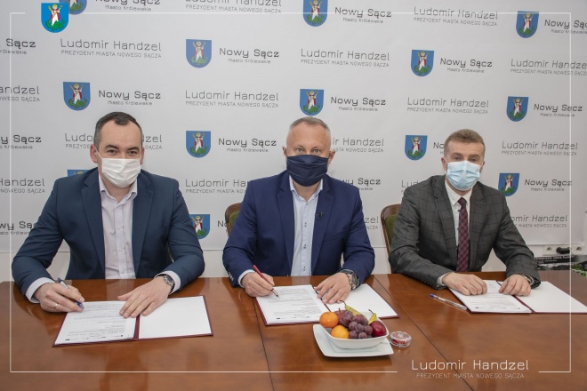 Prezydent Ludomir Handzel wraz z prezesem MPEC Pawłem Kupczakiem i Prezesem Grodzkiej Spółdzielni Mieszkaniowej Jarosławem Iwańcem. 