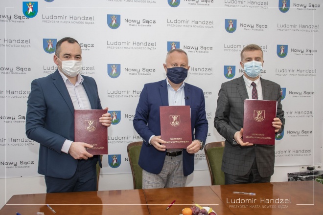 Prezydent Ludomir Handzel wraz z prezesem MPEC Pawłem Kupczakiem i Prezesem Grodzkiej Spółdzielni Mieszkaniowej Jarosławem Iwańcem. 