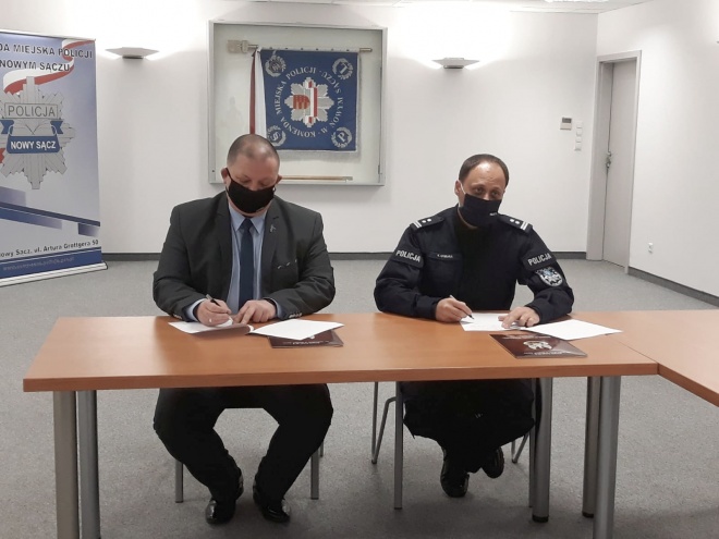 Dyrektor szkoły i jednocześnie Komendant Główny ZS bryg. Sławomir Szczerkowski wraz z Komendantem Miejskim Policji w Nowym Sączu mł. insp. dr Krzysztofem Dymurą podpisują porozumienie o współpracy
