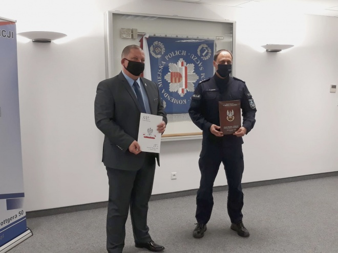 Dyrektor szkoły i jednocześnie Komendant Główny ZS bryg. Sławomir Szczerkowski wraz z Komendantem Miejskim Policji w Nowym Sączu mł. insp. dr Krzysztofem Dymurą pozują z podpisanym porozumieniem