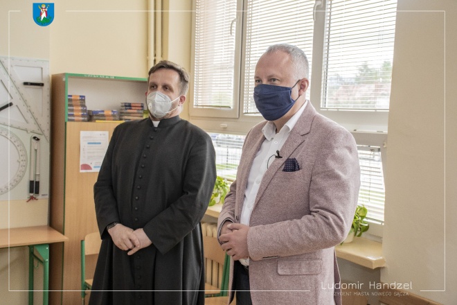 Prezydent Ludomir Handzel wraz z księdzem Januszem Michalikiem.