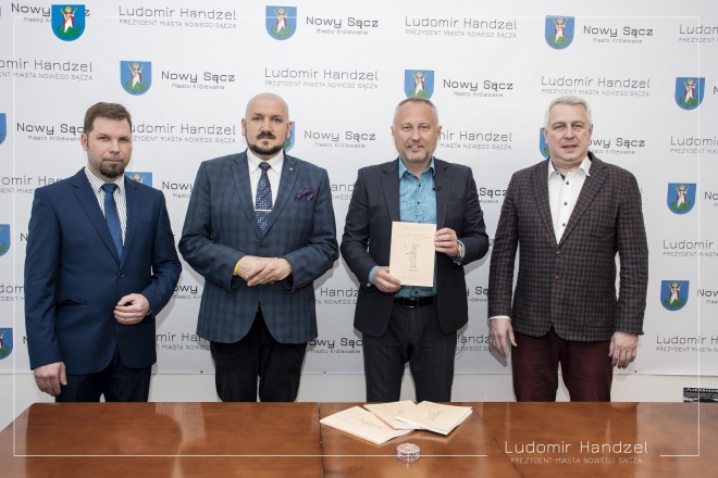 Prezydent Ludomir Handzel wraz z prezesem SARR Jarosławem Suwała i przedstawicielami Sądeckiego Towarzystwa Historycznego.