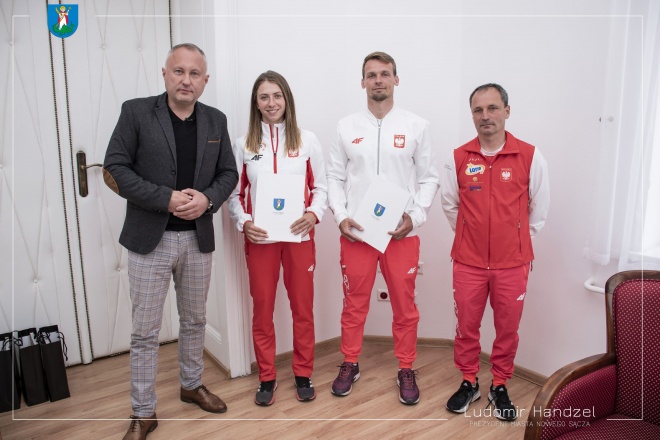Prezydent Ludomir Handzel wraz z olimpijczykami i ich trenerem.