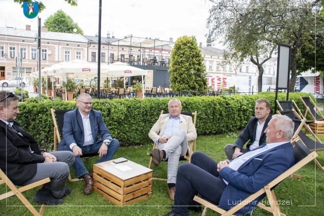Prezydent Ludomir Handzel wraz z dyrektorem Marcinem Porebą, Mirosławem Świstem, Grzegorzem Tabaszem oraz prezesem Krzysztofem Ruchałą.