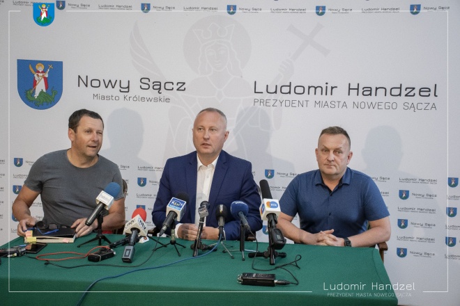 Prezydent Ludomir Handzel wraz z Wojciechem Molendowiczem – prezesem Sądeckiego Towarzystwa Cyklistów oraz Grzegorzem Mirkiem – GM City Design. 