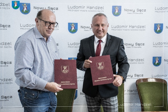 Prezydent Ludomir Handzel wraz z Gerhardem Parzutką von Lipińskim. i Renatą Serugą Tokarz.