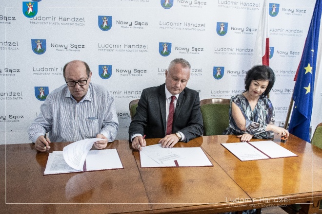 Prezydent Ludomir Handzel wraz z Gerhardem Parzutką von Lipińskim. i Renatą Serugą Tokarz.